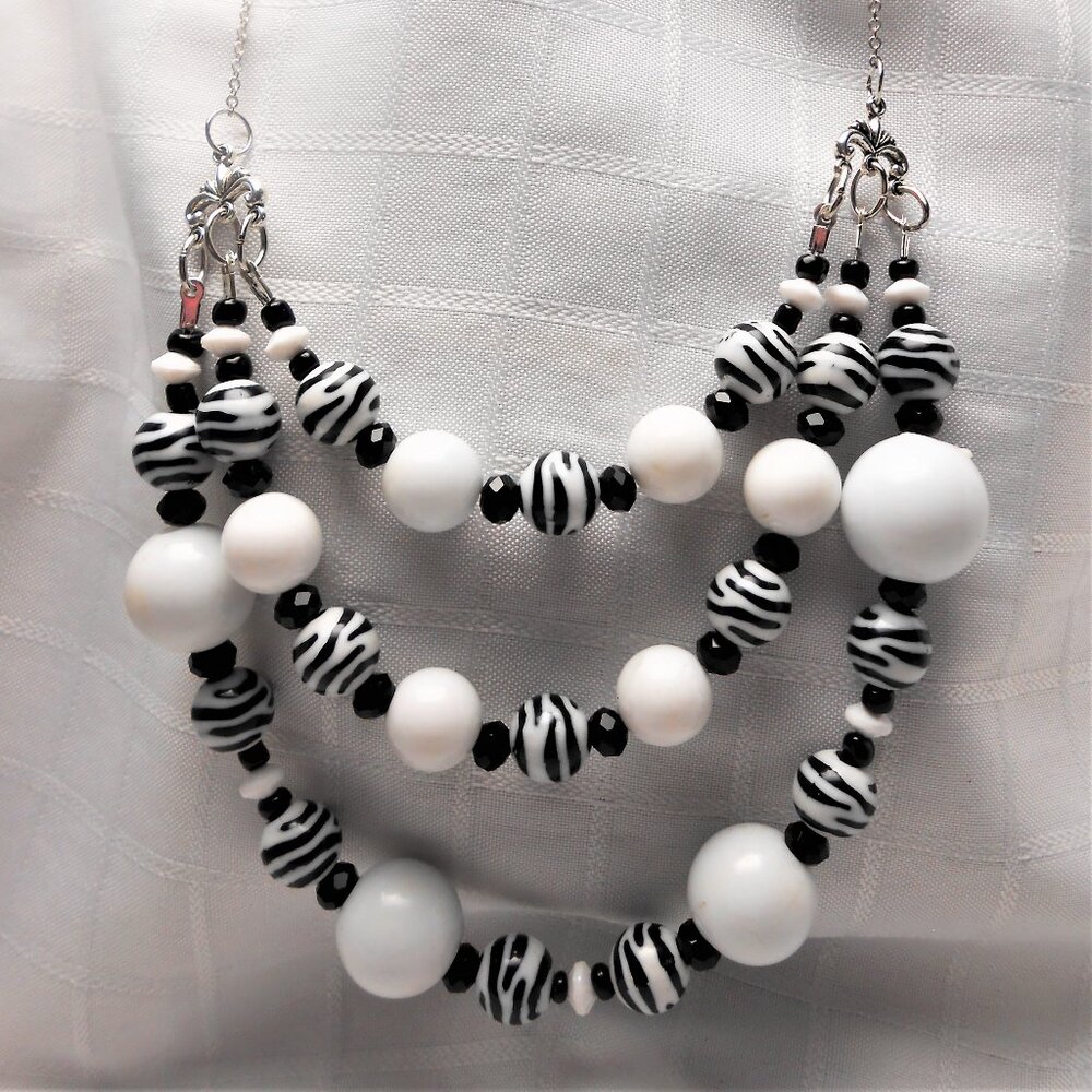 No1057 Handmade necklace and earrings with acrylic and glass crystals